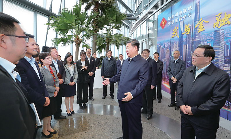 2018年11月6日至7日，中共中央總書(shū)記、國(guó)家主席、中央軍委主席習(xí)近平在上?？疾臁＿@是6日上午，習(xí)近平在上海中心大廈22層的陸家嘴金融城黨建服務(wù)中心，同正在聯(lián)合開(kāi)展主題黨日活動(dòng)的企業(yè)黨員親切交談。 