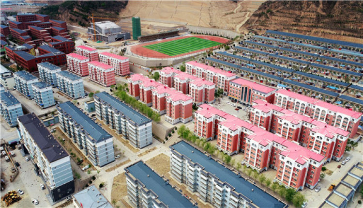 　　陜西省延安市延川縣文安驛鎮(zhèn)梁家河小區(qū)（4月24日無(wú)人機(jī)拍攝）。 新華社記者 劉瀟 攝