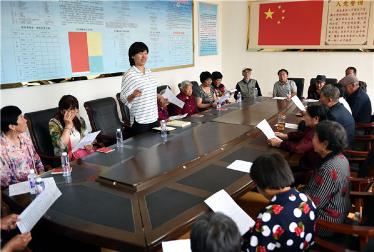 　　河北省大廠回族自治縣威武屯村黨支部書(shū)記馬沖為村黨員進(jìn)行“兩學(xué)一做”專(zhuān)題授課（2016年5月11日攝）。新華社記者 李曉果 攝