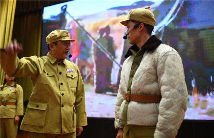 　　白繼紅（前左）在青海西寧舉行的“青藏公路之父慕生忠開(kāi)路精神”黨課上扮演慕生忠（3月20日攝）。 新華社記者 張宏祥 攝