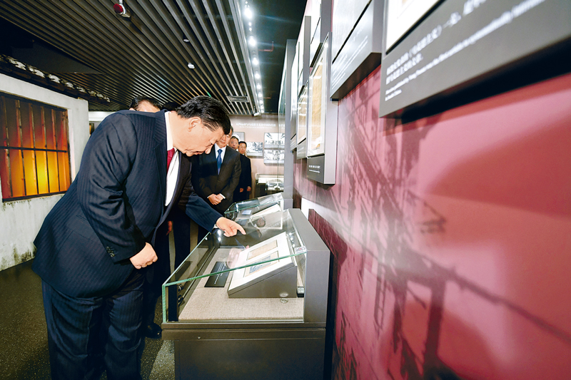 2017年10月31日，中共中央總書記、國家主席、中央軍委主席習(xí)近平帶領(lǐng)中共中央政治局常委李克強(qiáng)、栗戰(zhàn)書、汪洋、王滬寧、趙樂際、韓正，瞻仰上海中共一大會址和浙江嘉興南湖紅船。這是31日上午，習(xí)近平等在上海中共一大會址紀(jì)念館參觀。 新華社記者 李濤/攝