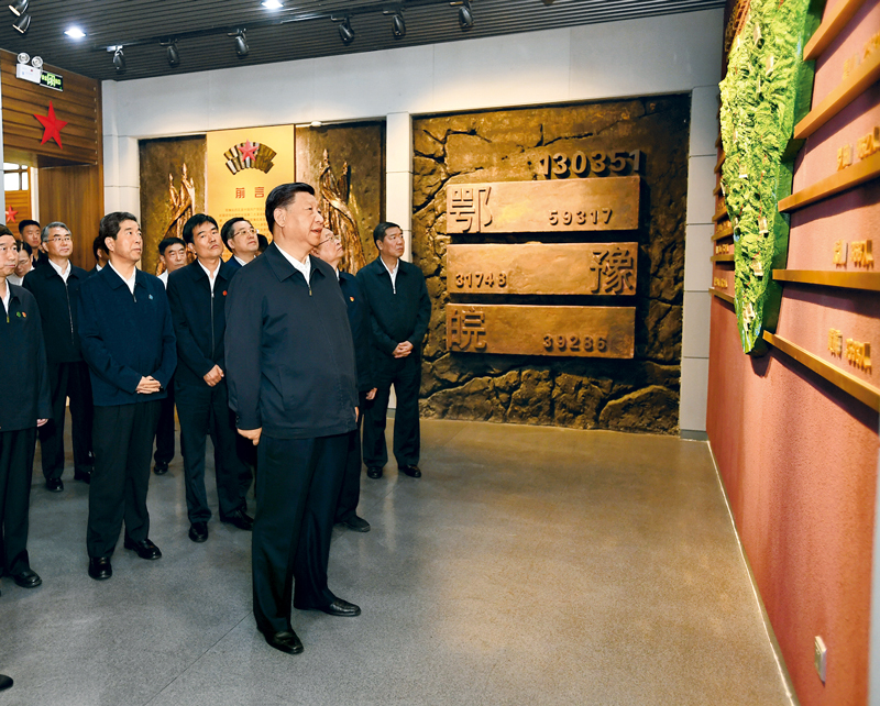 2019年9月16日至18日，中共中央總書記、國家主席、中央軍委主席習(xí)近平在河南考察。這是16日下午，習(xí)近平來到位于信陽市新縣的鄂豫皖蘇區(qū)首府烈士陵園，瞻仰革命烈士紀(jì)念堂。 新華社記者 謝環(huán)馳/攝