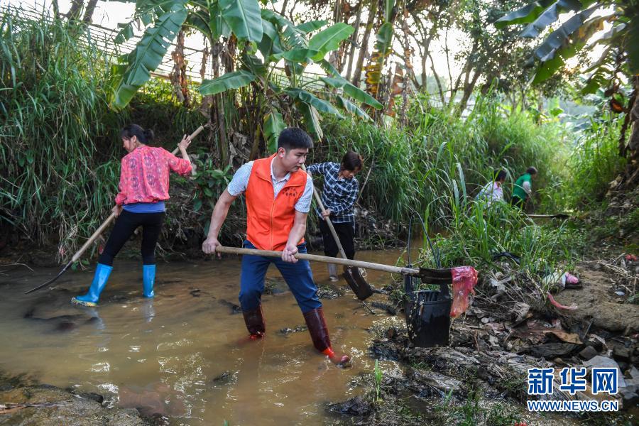 2020年5月2日，廣西興業(yè)縣小平山鎮(zhèn)金華村駐村第一書記董積有（左二）與村民一起清理河道中的淤泥和垃圾。新華社記者 曹祎銘 攝