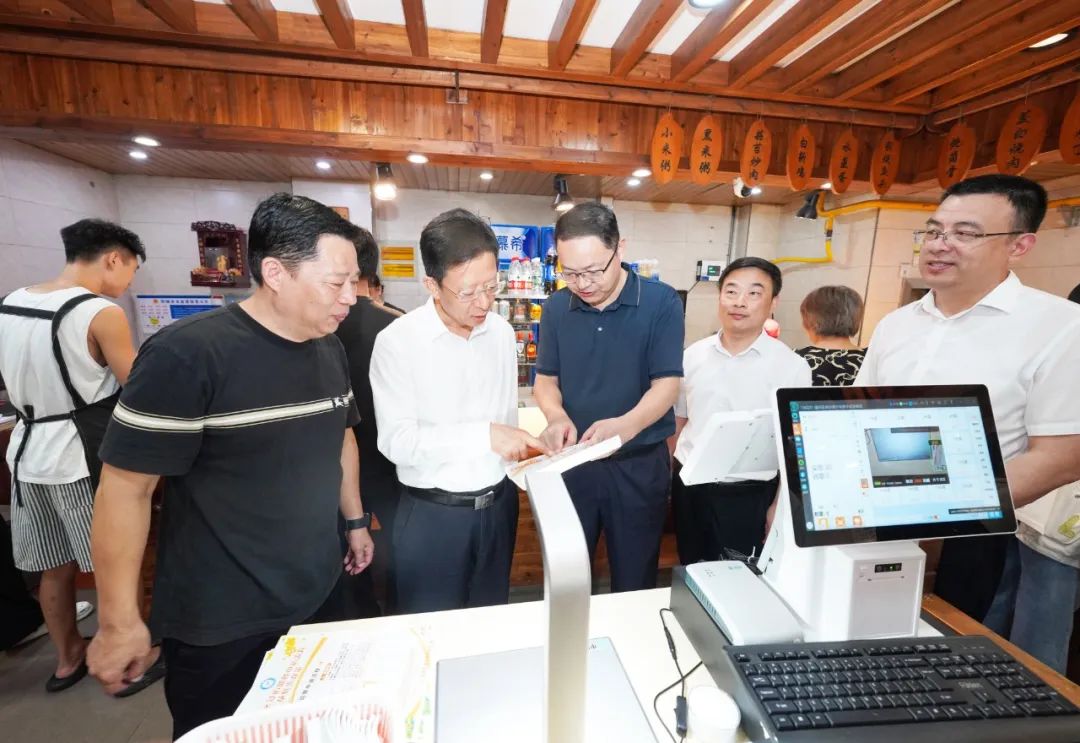 張建華調(diào)研深入貫徹中央八項(xiàng)規(guī)定精神學(xué)習(xí)教育開展情況、群眾身邊不正之風(fēng)和腐敗問題集中整治工作